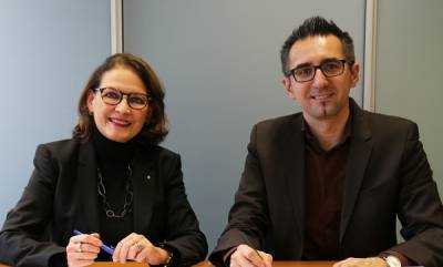 pr suisse-Präsidentin Judith Lauber und Eljub Ramic, Geschäftsführer von news aktuell (Schweiz) AG, bei der Unterzeichnung.