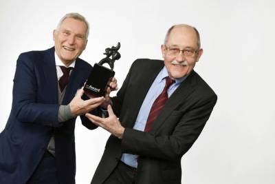 Initiant Roland Bieri (links) übergibt symbolisch eine Award-Trophäe an Peter Eberhard, Präsident von pr suisse.
